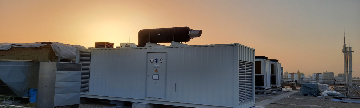 Netzersatzanlage im Sonnenuntergang PERMALUX