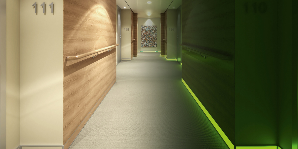 Ein Schiffskorridor mit Low Location Lighting System im hellen und in der Dunkelheit PERMALUX
